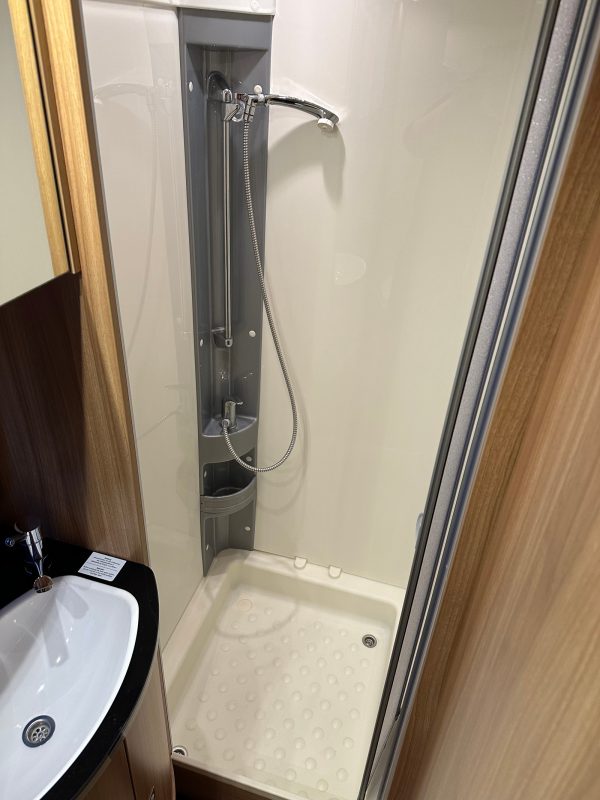 Dethleffs Camper | Grande salle de bain avec douche | Pack batterie | Stério | Grand frigo – Image 11