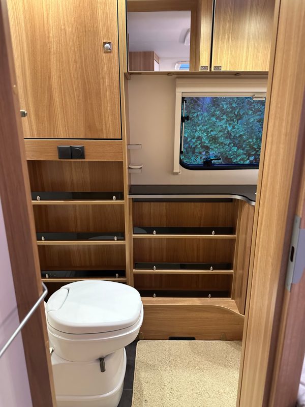 Dethleffs Camper | Grande salle de bain avec douche | Pack batterie | Stério | Grand frigo – Image 16