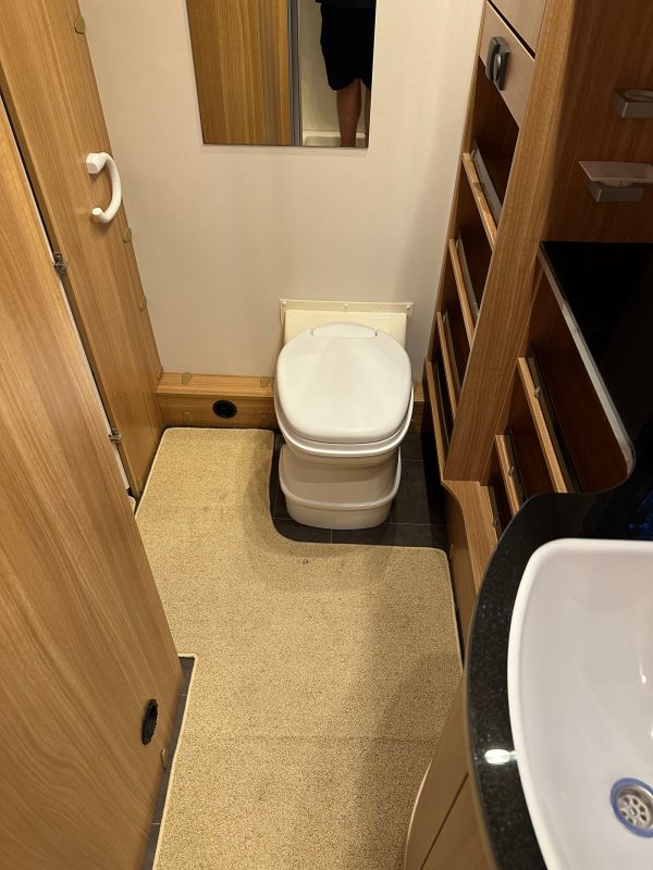 Dethleffs Camper | Grande salle de bain avec douche | Pack batterie | Stério | Grand frigo – Image 33