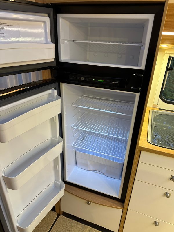 Dethleffs Camper | Grande salle de bain avec douche | Pack batterie | Stério | Grand frigo – Image 36