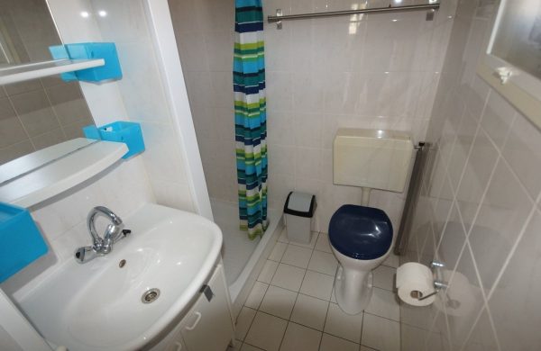 KUNSTSTOF CHALET 1 CHAMBRE – Image 13
